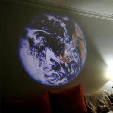 La Terre projetée sur le mur